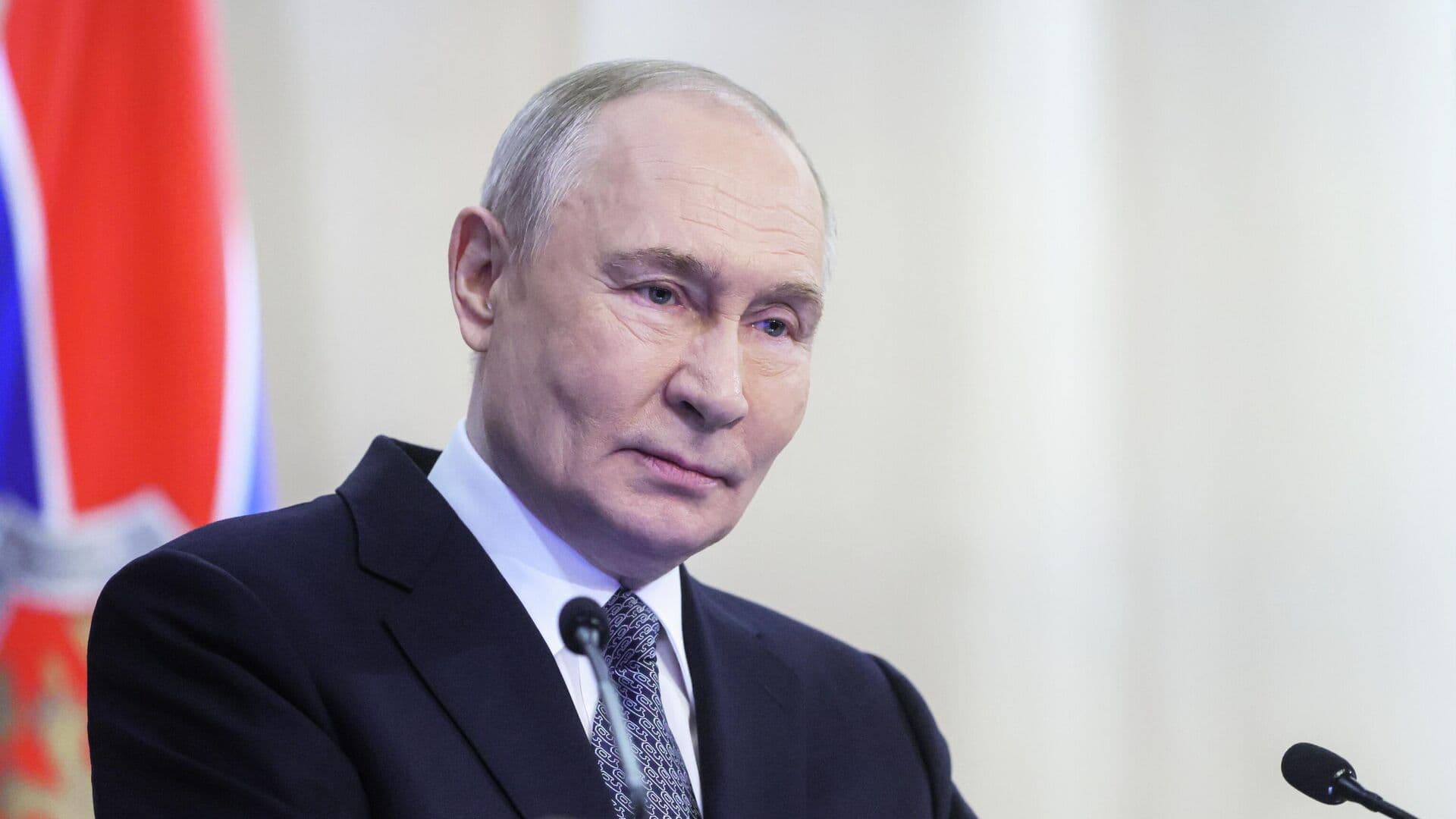 Путин поручил усилить защищенность энергообъектов