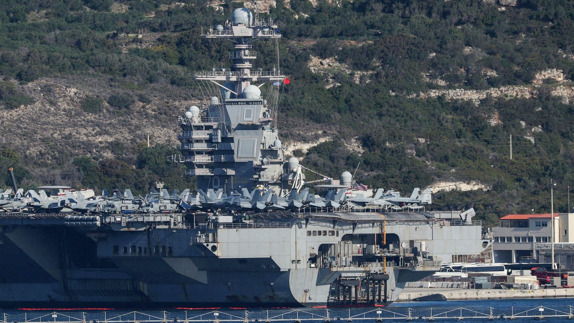 Американский авианосец Gerald R. Ford отправился на ремонт после пожара