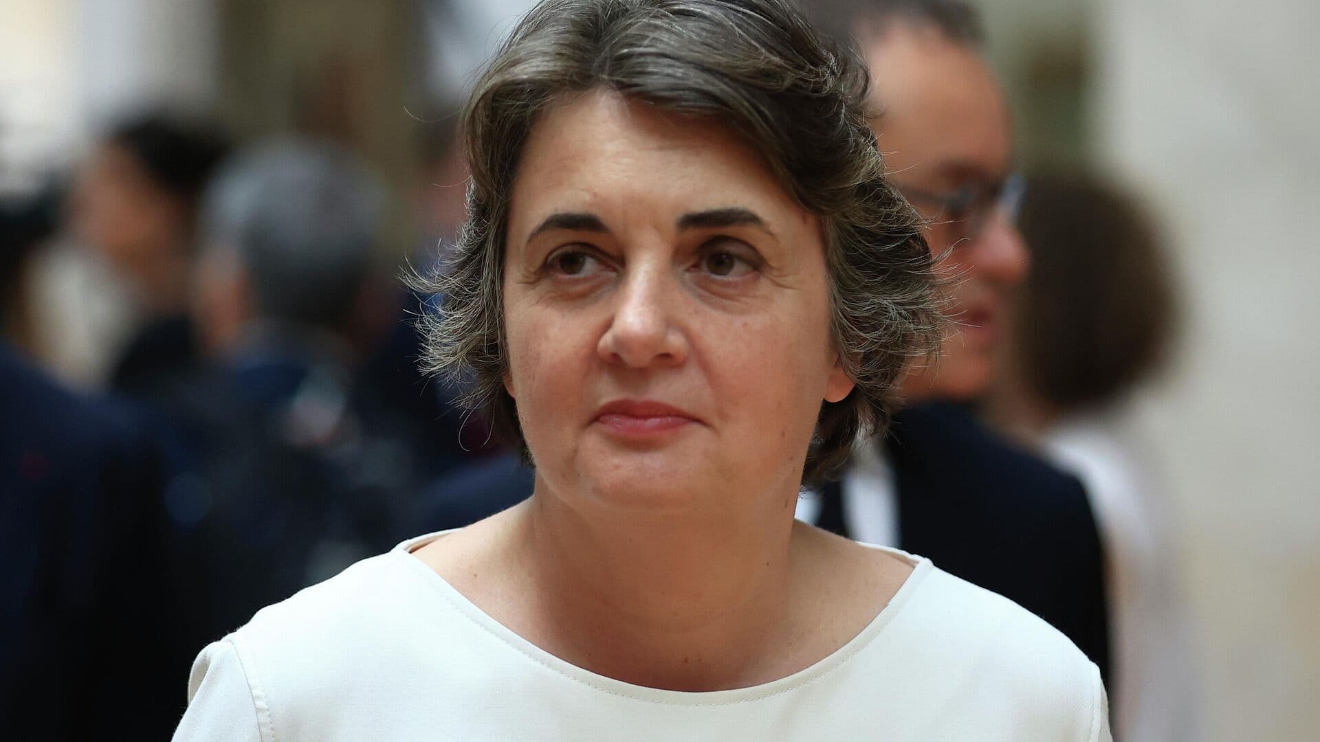 Макрон принял прошение об отставке директора Лувра