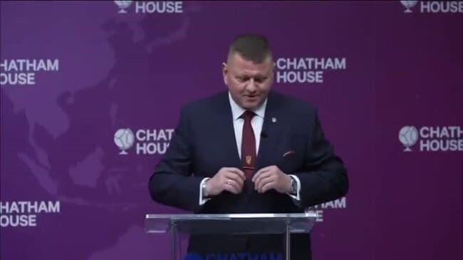 "Э литл дигрэшн!" Залужный опозорился во время выступления в Британии