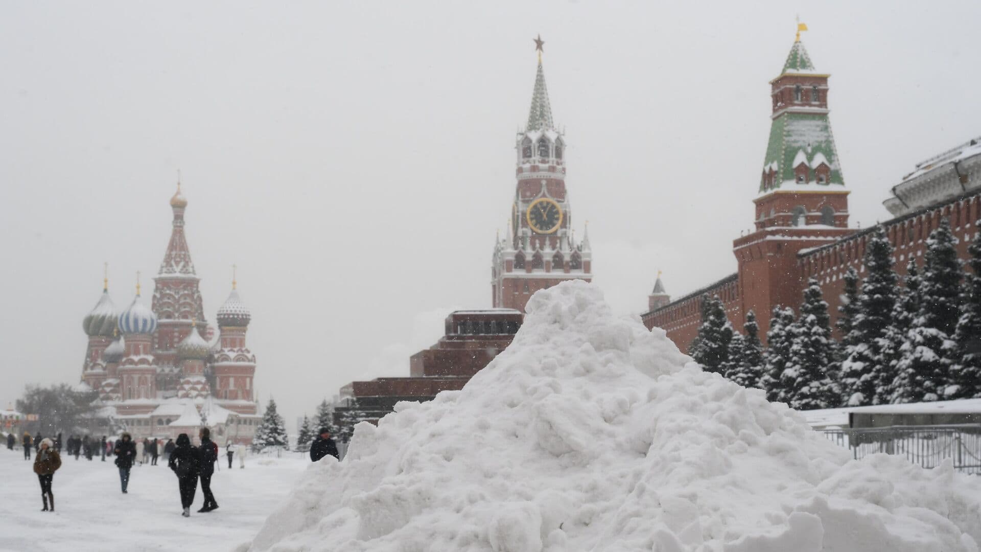 Синоптик рассказал, когда в Москве уменьшатся сугробы
