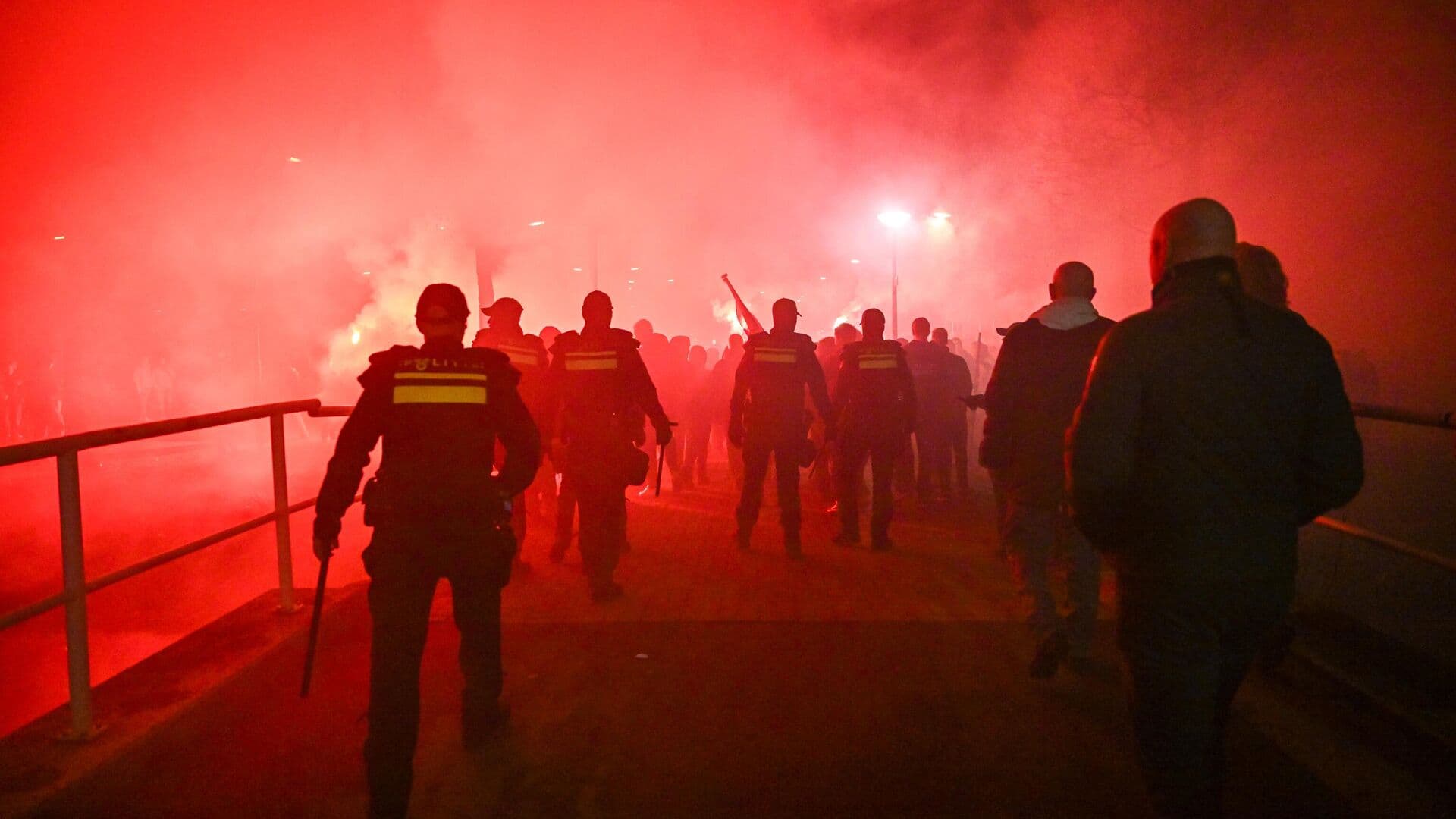 В Нидерландах протест против центра для беженцев перерос в беспорядки