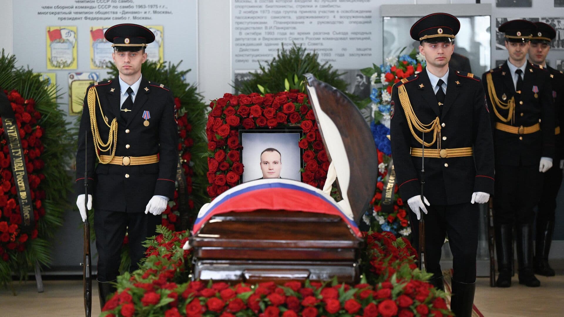 В Москве началось прощание с погибшим при взрыве у вокзала сотрудником ДПС