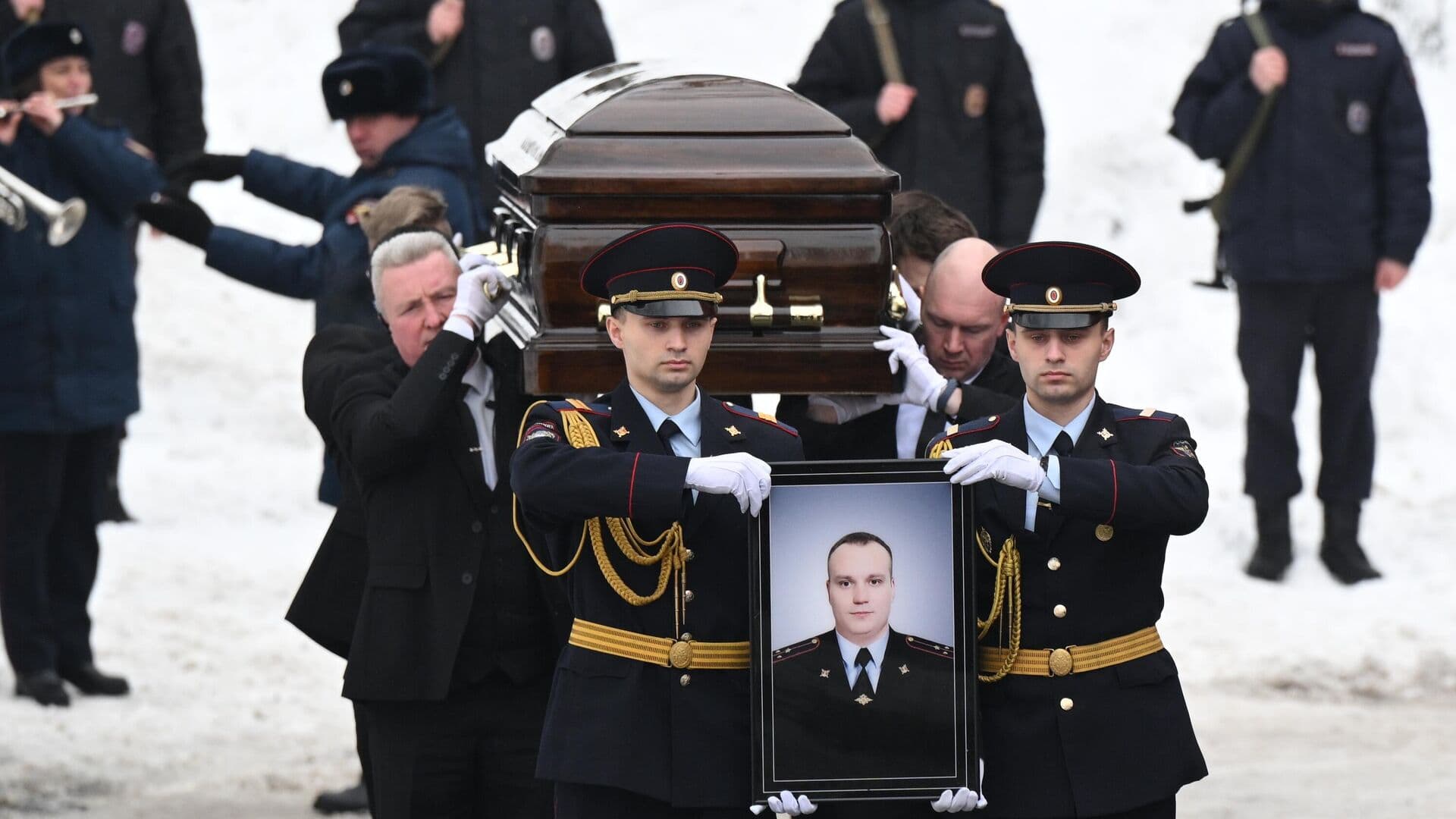 В Белгороде похоронили сотрудника ДПС, погибшего при взрыве в Москве
