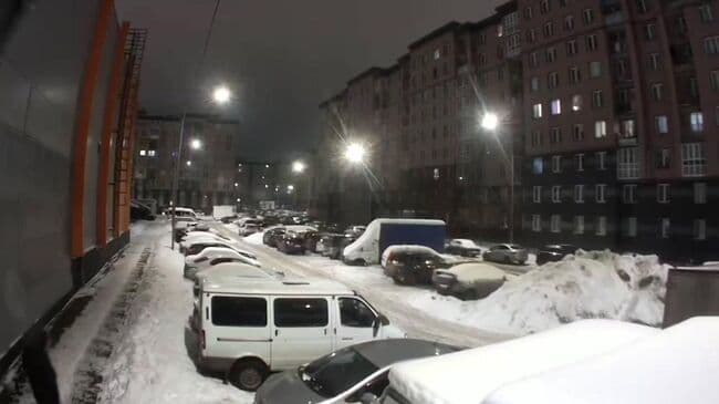 ФСБ показало кадры установки бомбы под авто военнослужащего в Петербурге