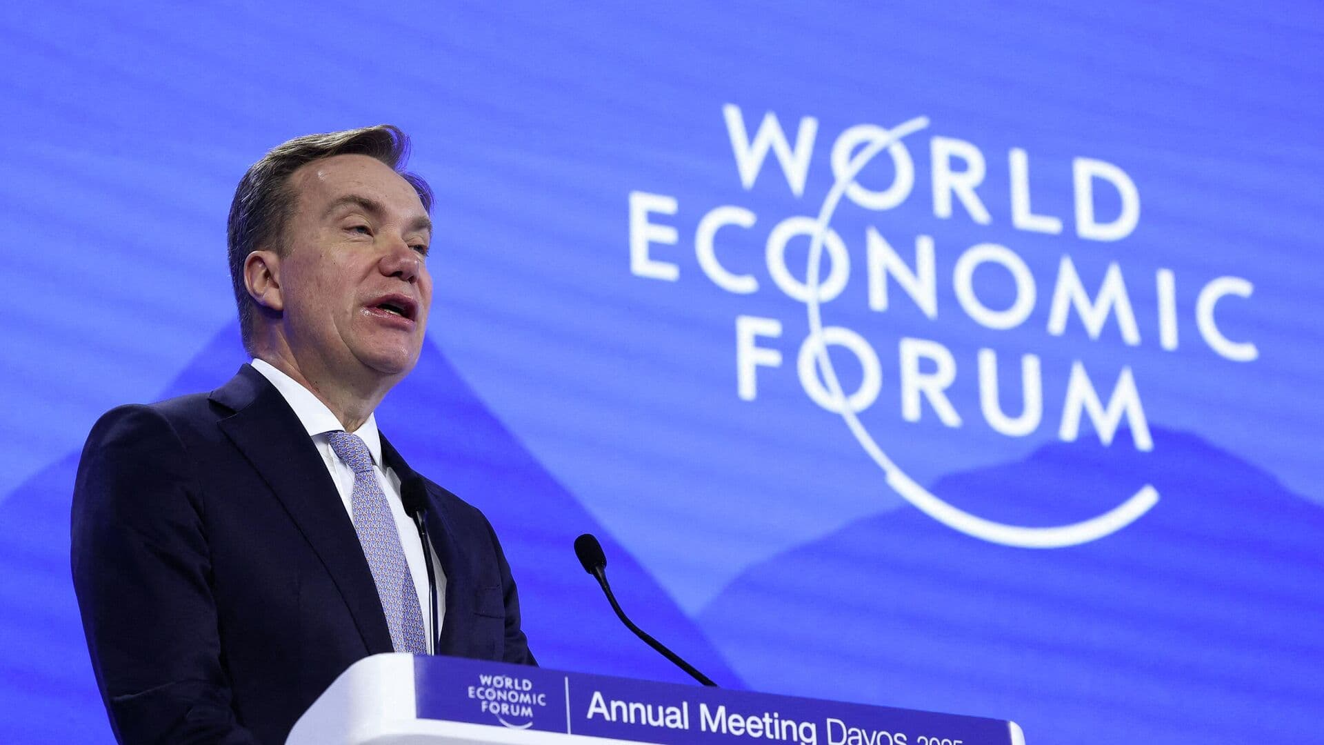 Президент ВЭФ в Давосе заявил об отставке после появления в файлах Эпштейна