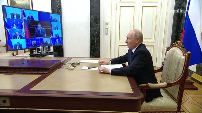 Путин предложил Совбезу обсудить укрепление основ конституционного строя