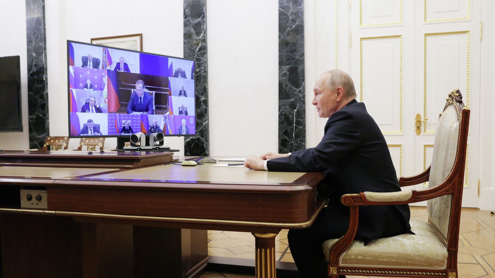 Большинство россиян одобряют работу Путина, показал опрос