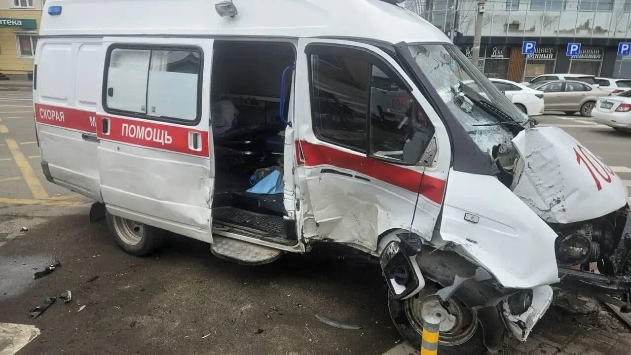 В Краснодаре машина скорой помощи попала в ДТП