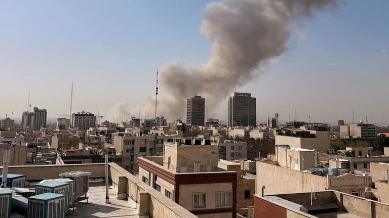 В соцсетях появилось видео с убегающими от падающей ракеты жителями Катара