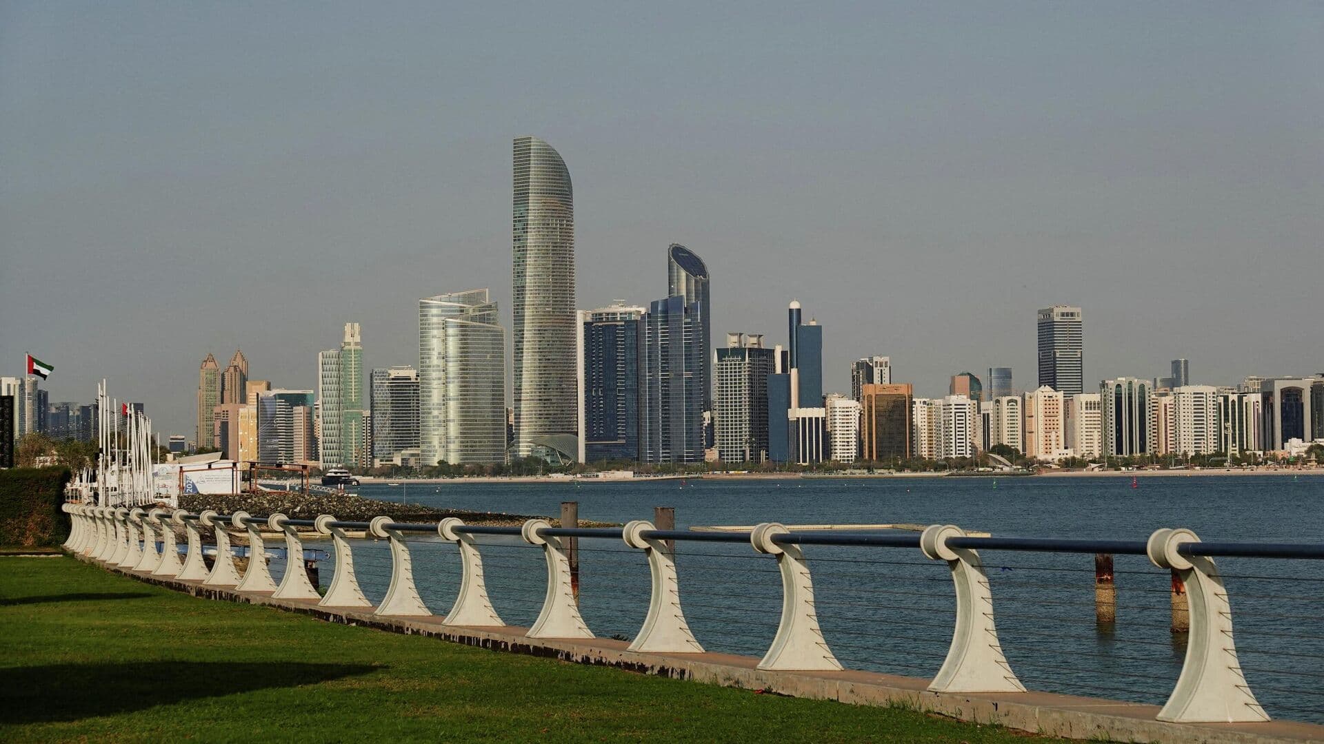 В Абу-Даби при падении обломков дрона пострадали женщина и ребенок