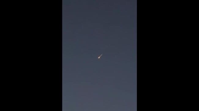 Очевидец снял кадры полета ракеты над Дубаем