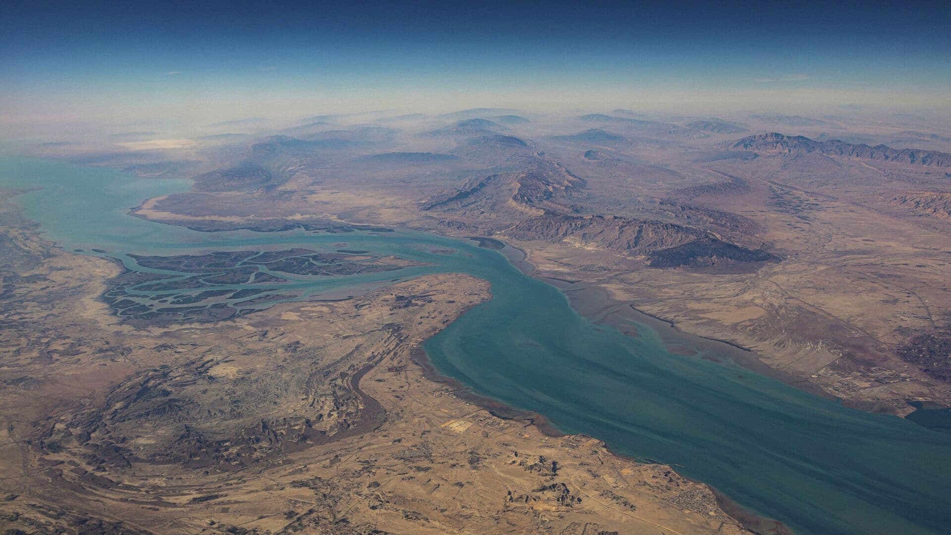 Около 150 танкеров стали на якорь в водах за пределами Ормузского пролива