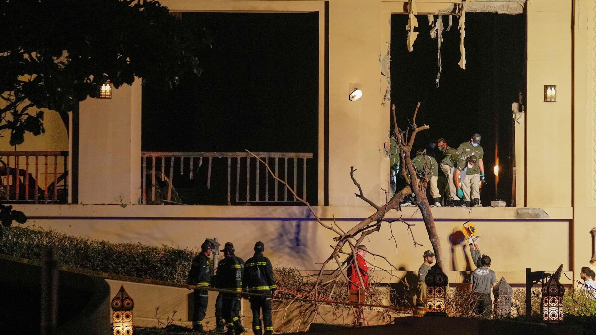 В порту ОАЭ из-за падения осколков произошел пожар