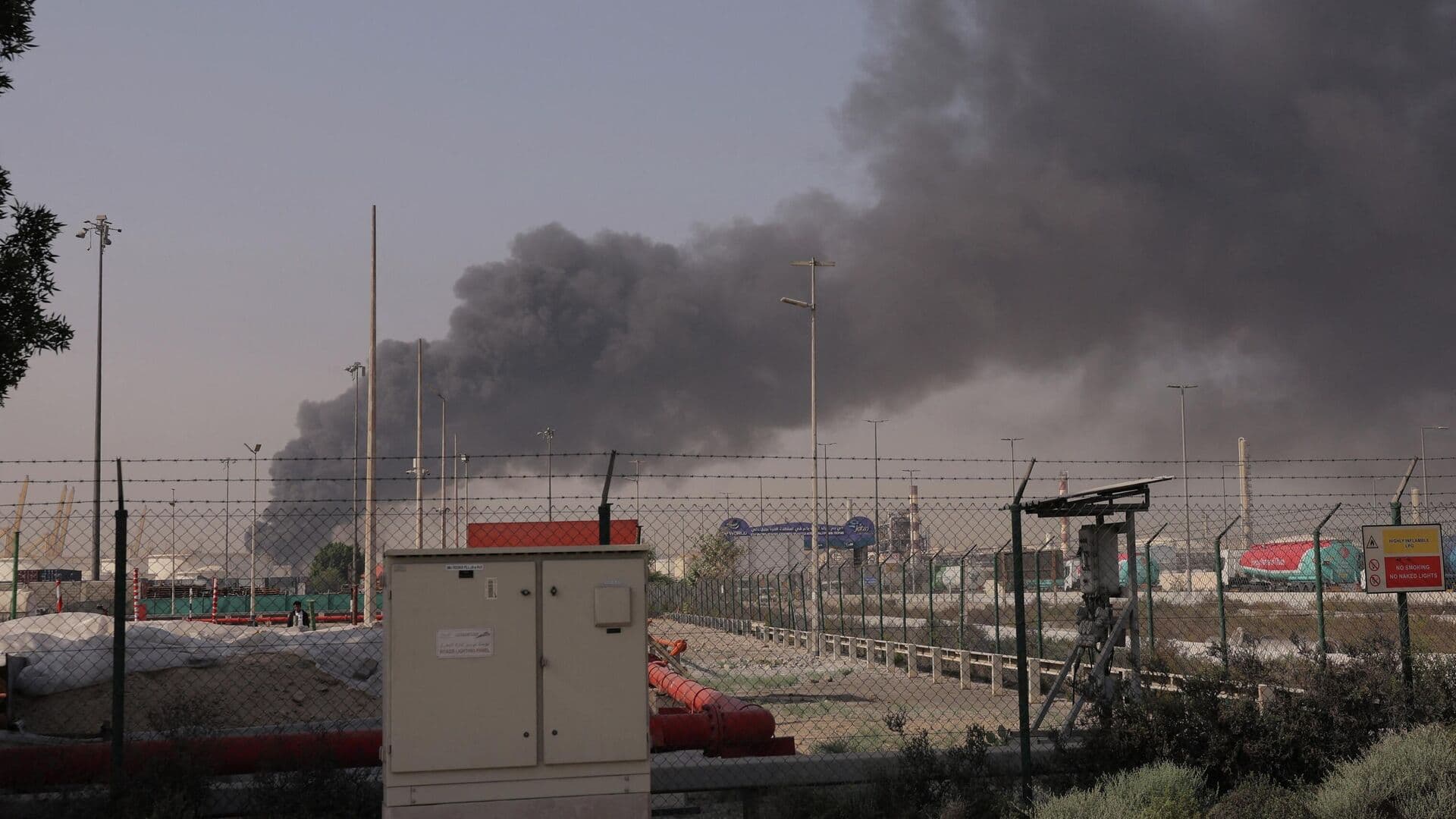 При падении обломков беспилотников в Дубае пострадали два человека