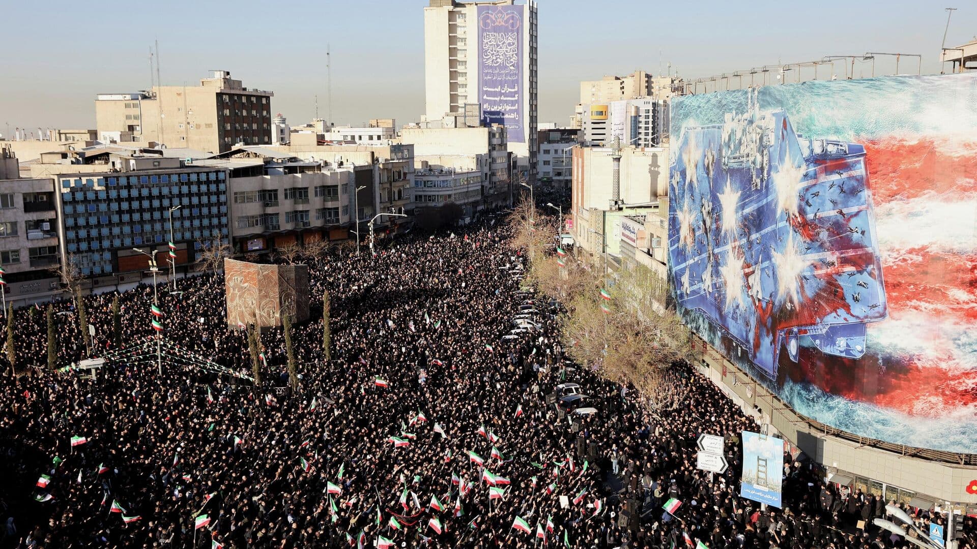 В центре Тегерана собираются люди, чтобы почтить память Хаменеи