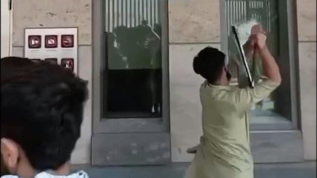 У консульства США в Карачи вспыхнули протесты после убийства Хаменеи