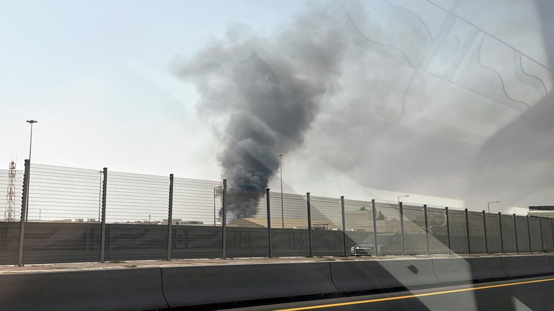 В пригороде Дохи вспыхнул пожар после падения обломков ракеты