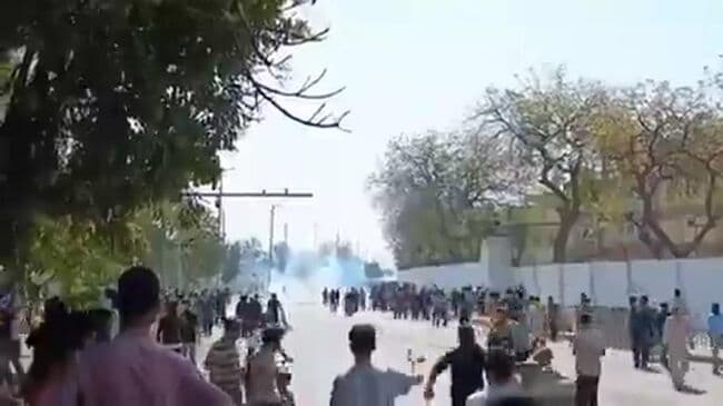 СМИ: в Карачи в столкновениях возле консульства США погибли девять человек