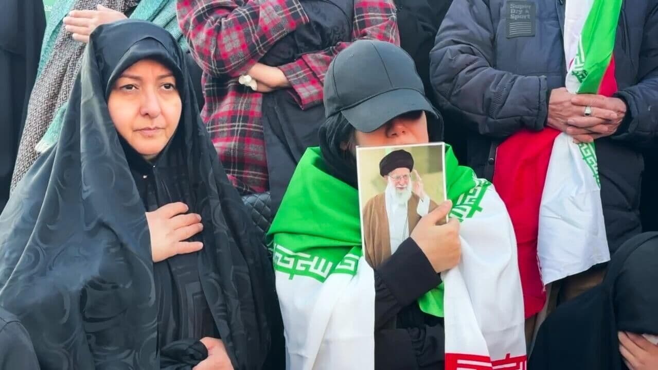 Тысячи людей вышли на улицы Тегерана после гибели Хаменеи