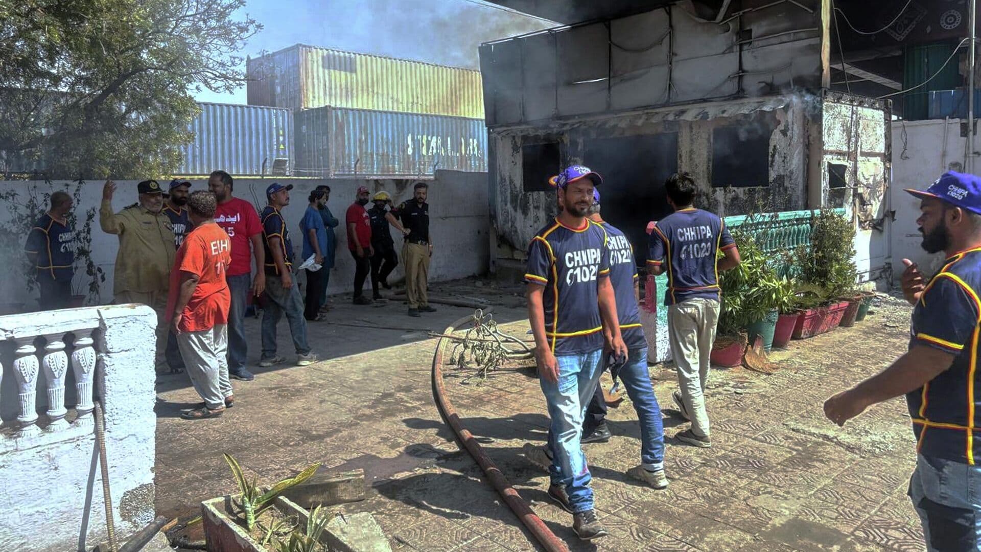 Американские морпехи стреляли в протестующих в Карачи, пишут СМИ