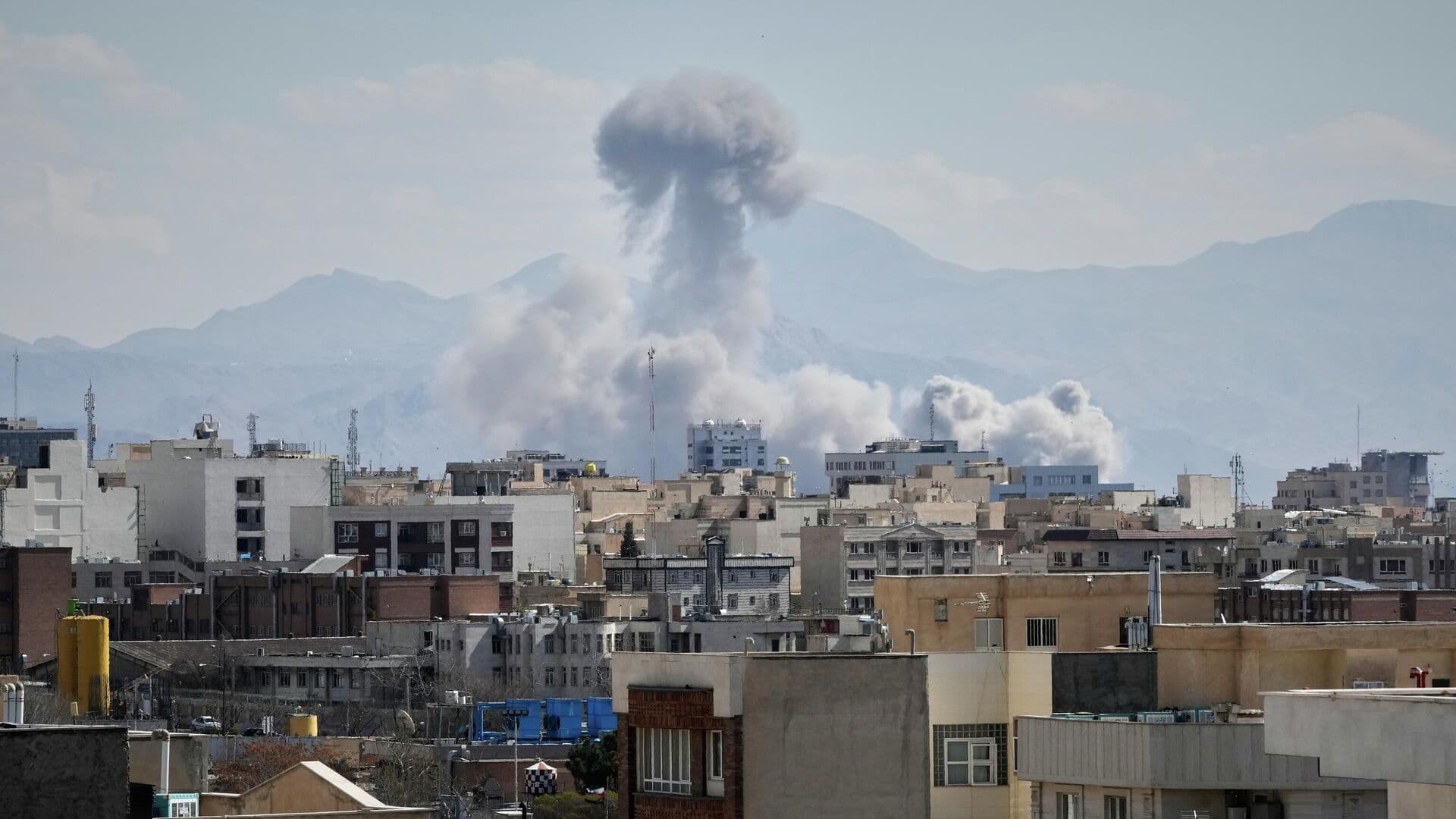 Медведев осудил неизбирательные атаки США и Израиля на Иран