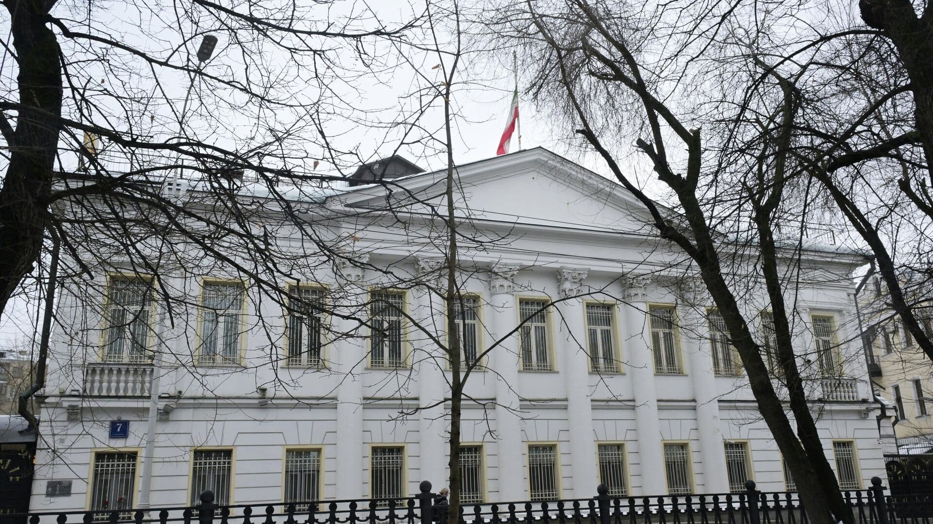 Иран никогда не сдастся, заявил посол в России