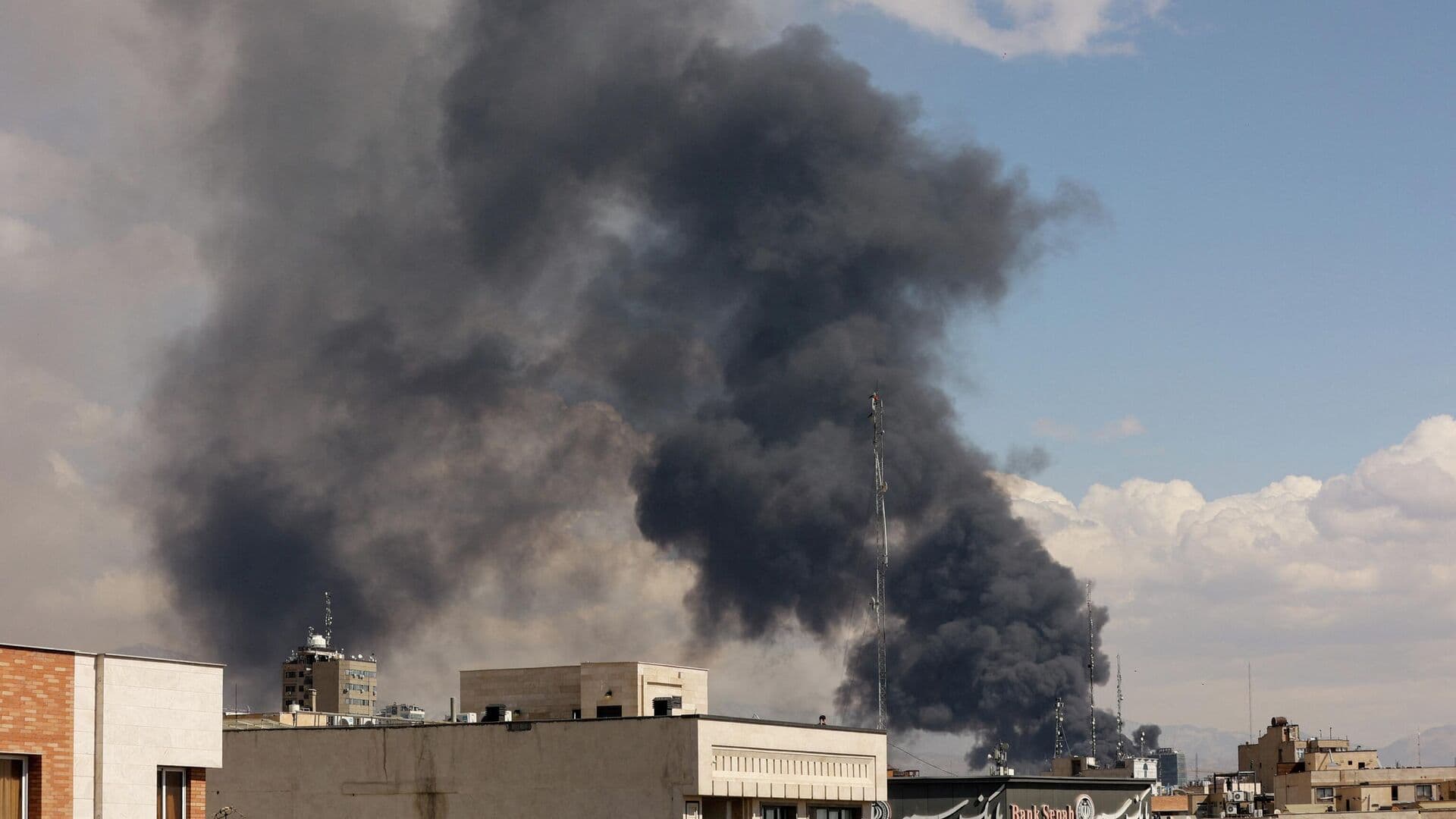 СМИ: Израиль и США нанесли удары по больнице армии Ирана и зданию КСИР