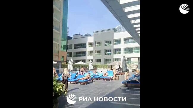 Власти ОАЭ попросили гостиницы не выселять застрявших туристов