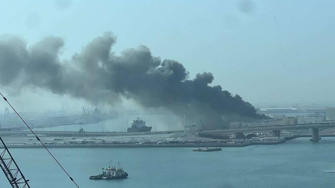 В ОАЭ ракета упала вблизи лайнера с туристами на борту, пишут СМИ