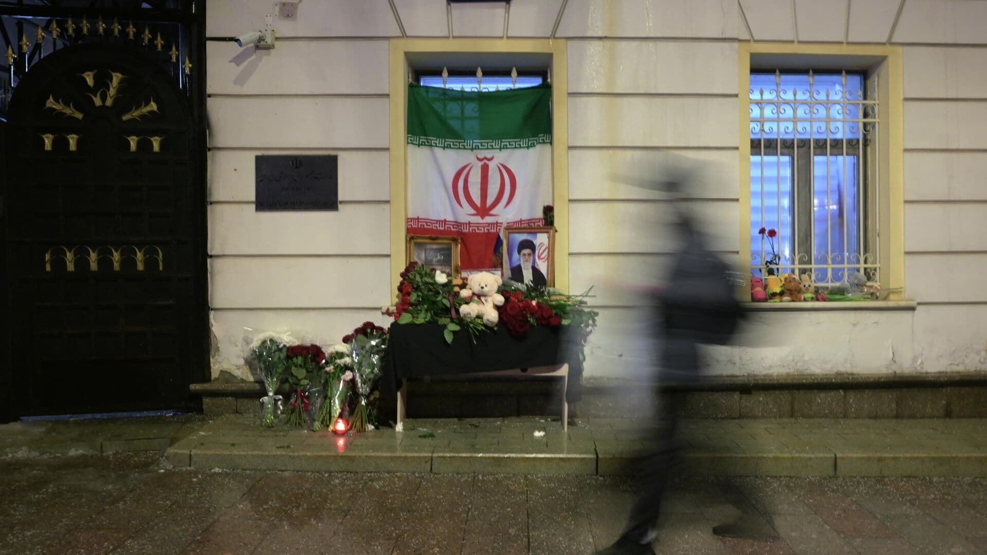 У посольства Ирана в Москве возник стихийный мемориал