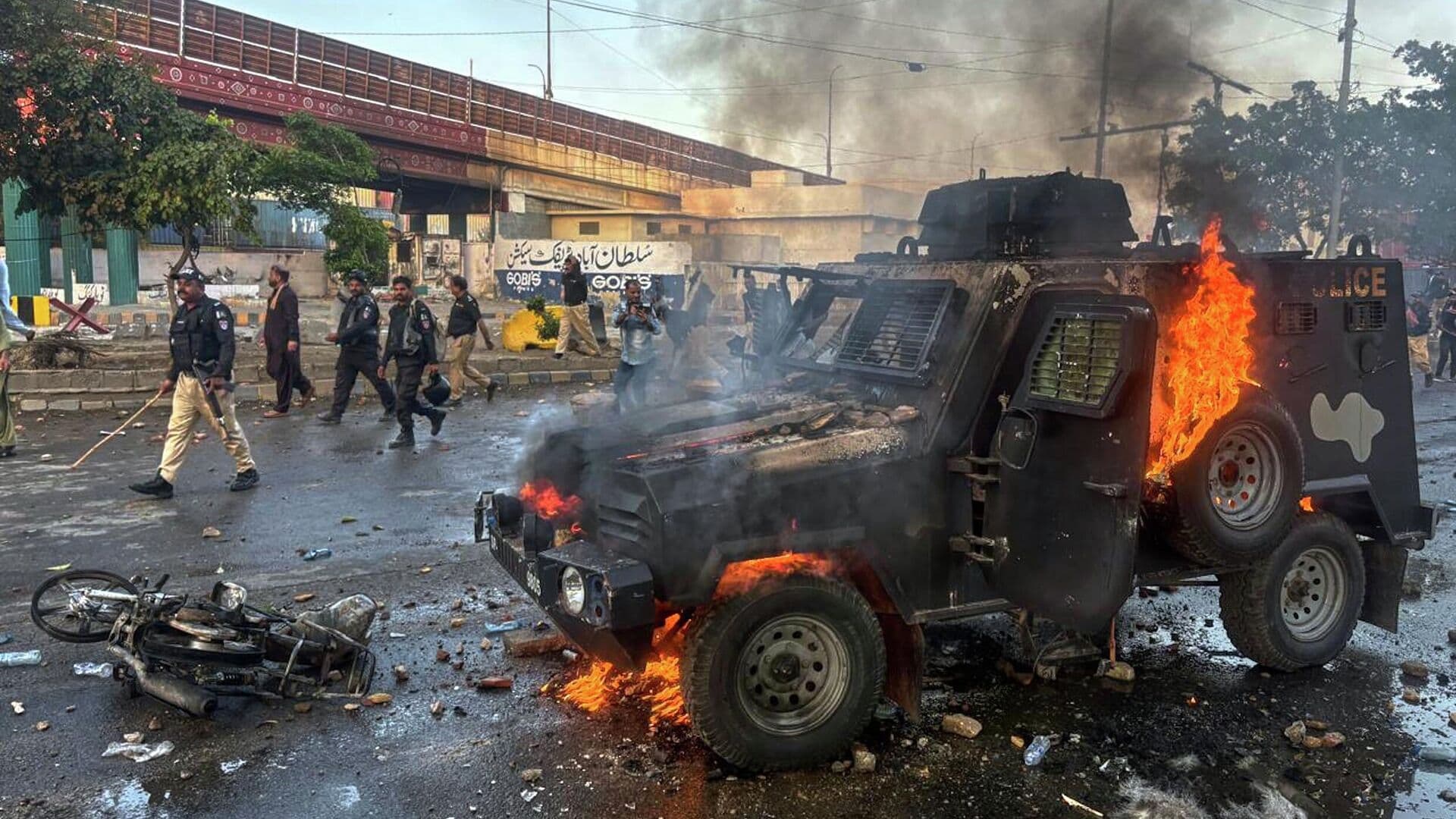 В Пакистане во время антиамериканских протестов погибли 20 человек