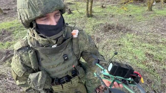 Российский FPV-дрон протаранил и уничтожил тяжелый беспилотник ВСУ