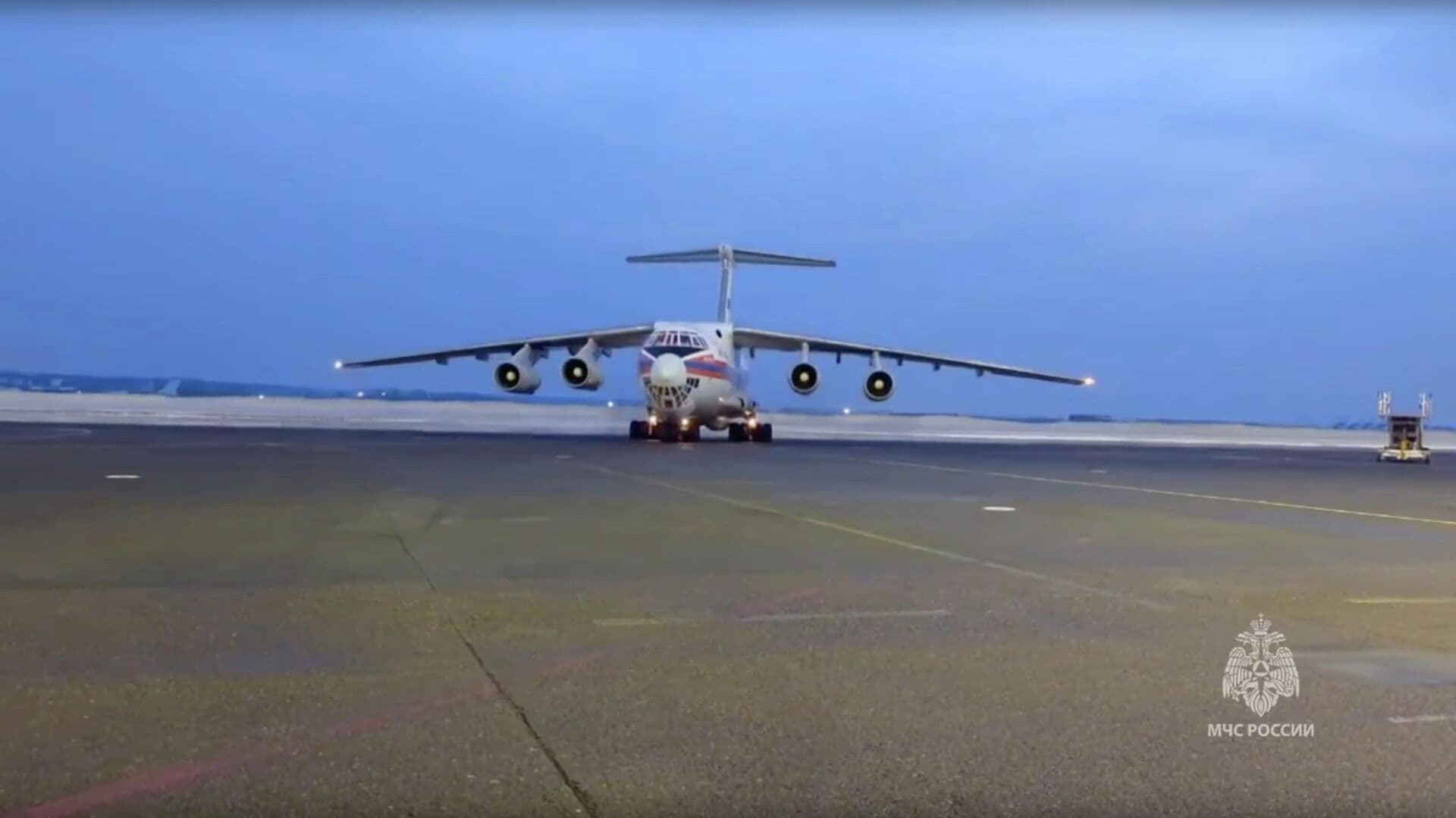 МЧС доставило в Азербайджан 13 тонн гумпомощи для Ирана