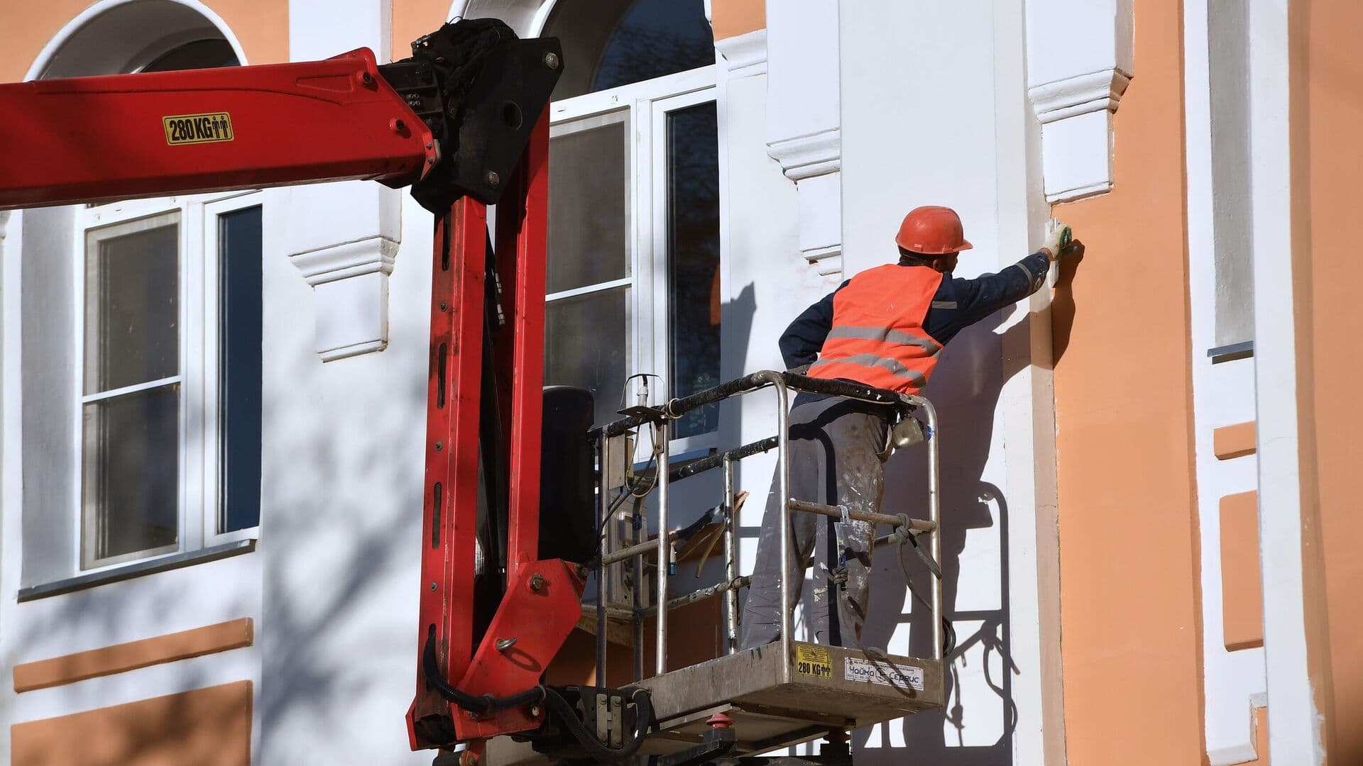 В Москве стартовали работы по ремонту фасадов жилых домов