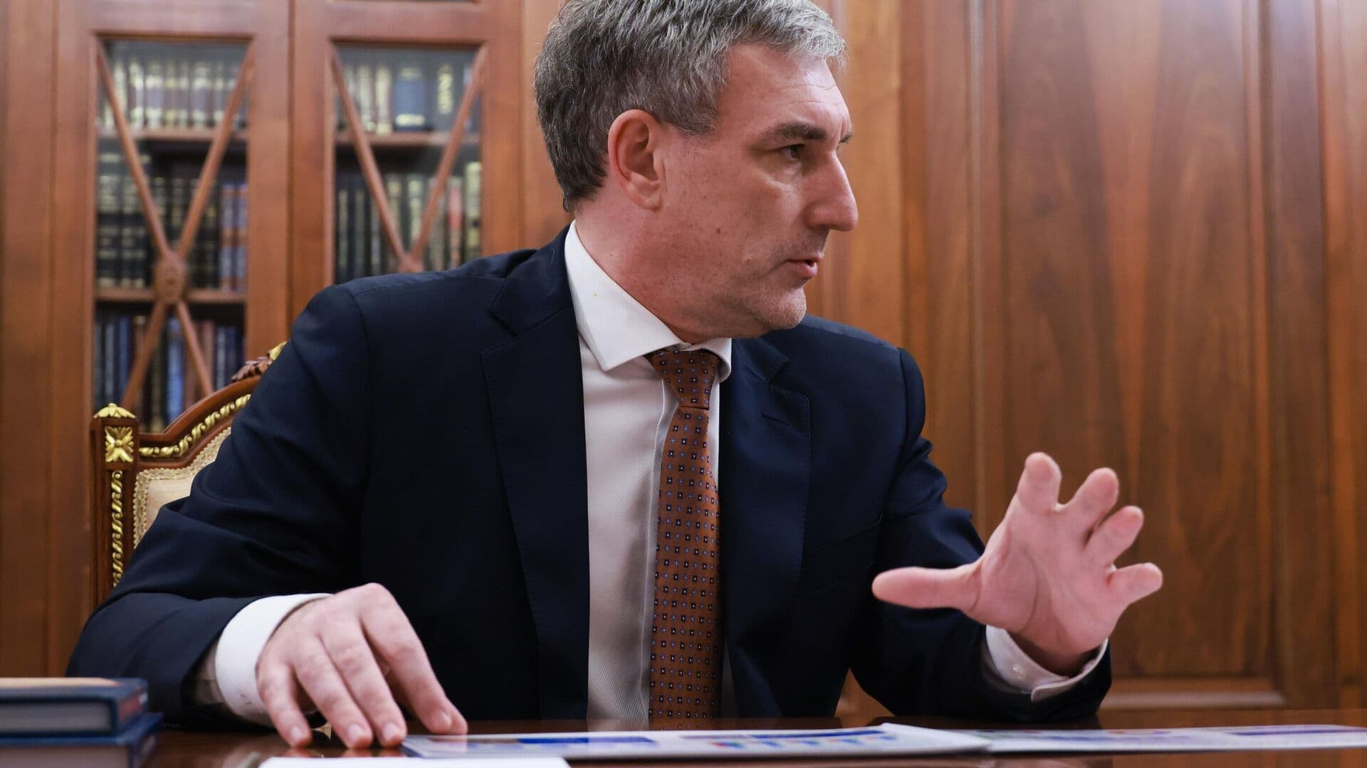 Губернатор Приамурья принес Путину книгу о советских разведчиках