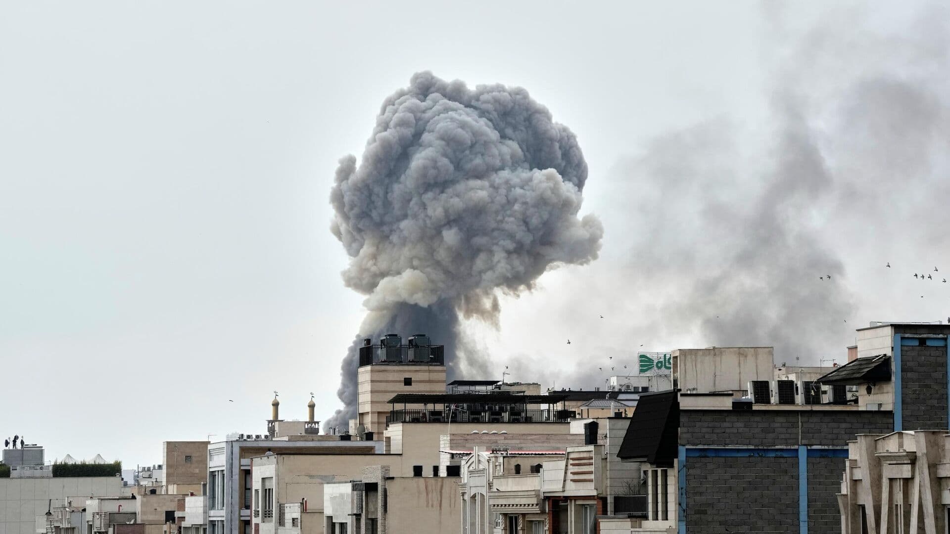 Школу на западе Тегерана полностью разрушило в результате авиаудара