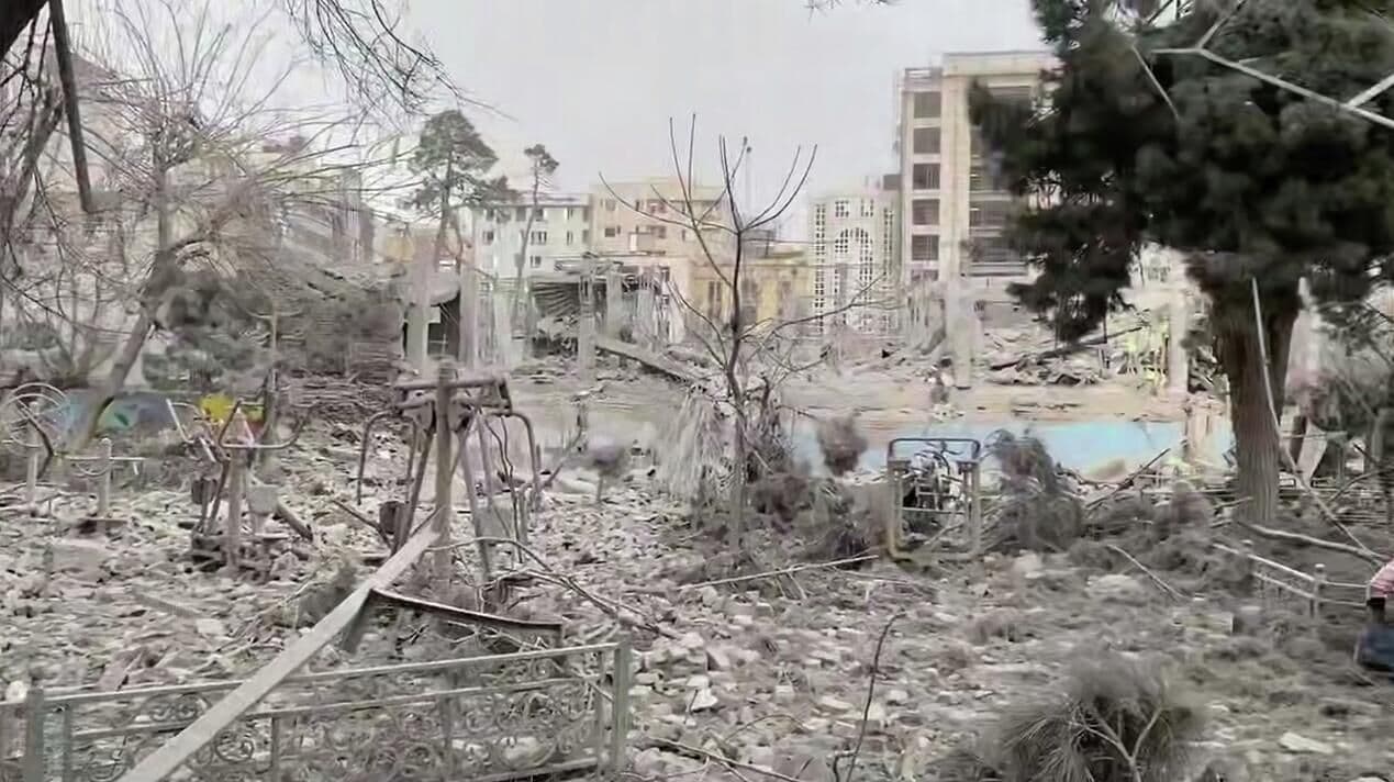 Игровое поле у школы на западе Тегерана повреждено от авиаудара