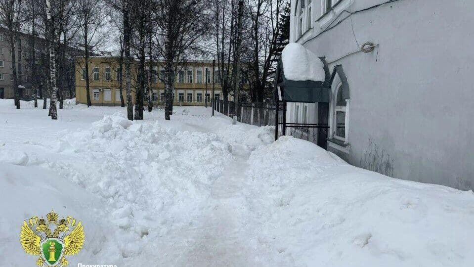 В Ивановской области ребенок пострадал из-за падения снега с крыши