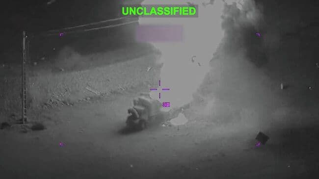 Пентагон показал кадры удара по фуре в Иране с открытым капотом