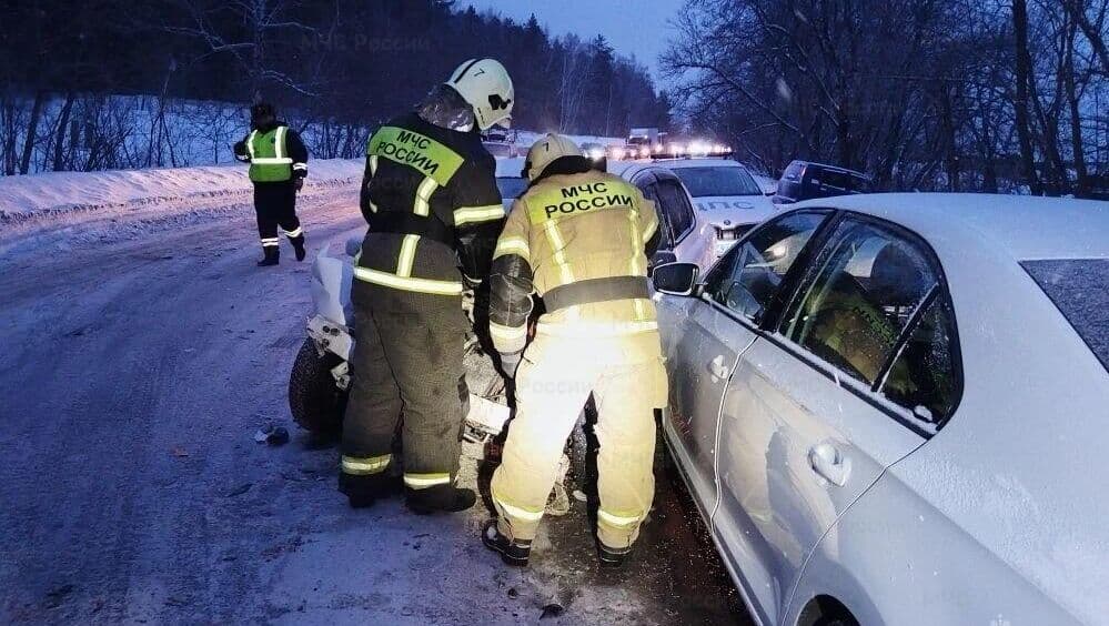 В Барнауле школьный автобус столкнулся с легковушкой