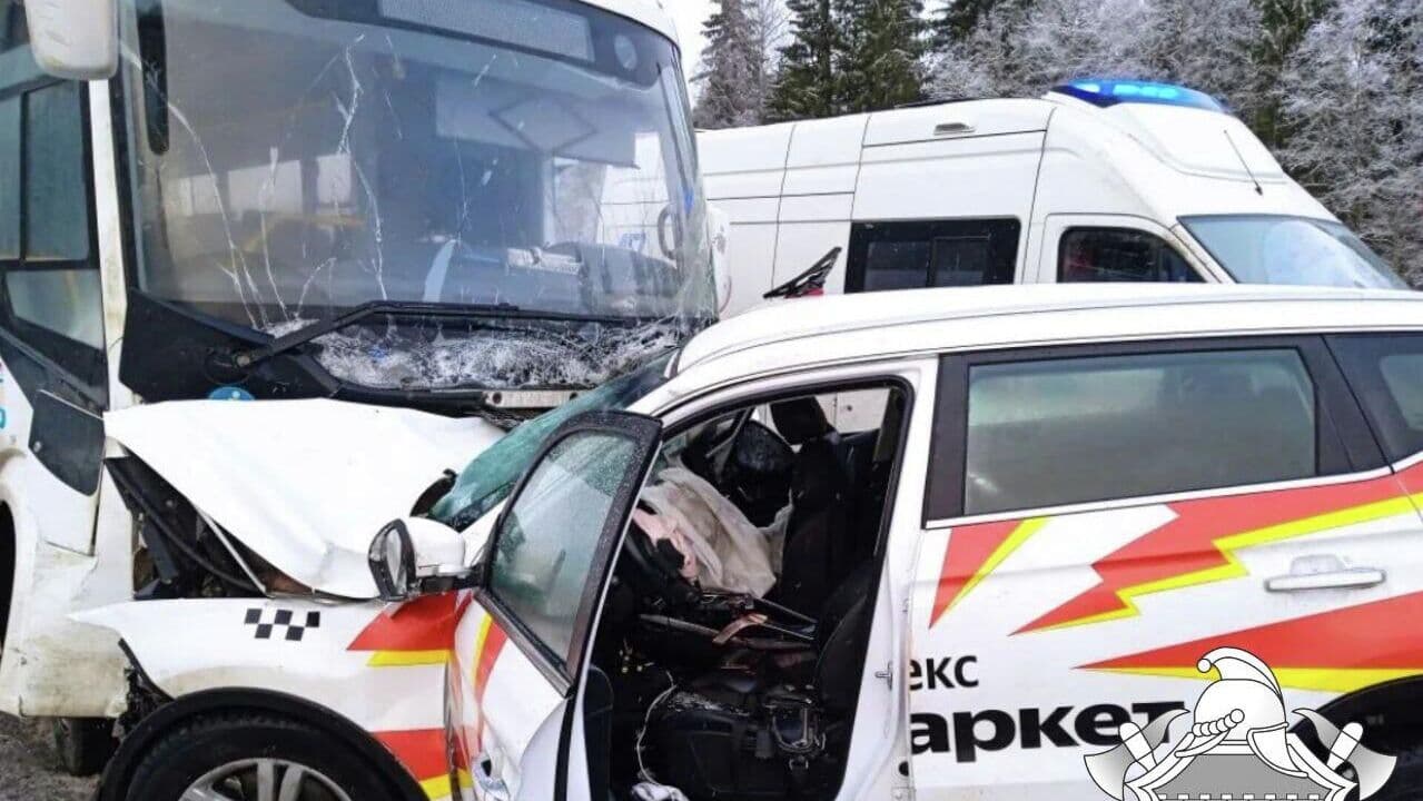 В Ленинградской области автобус столкнулся с такси