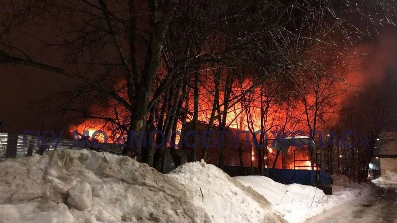 В Химках потушили пожар на складе