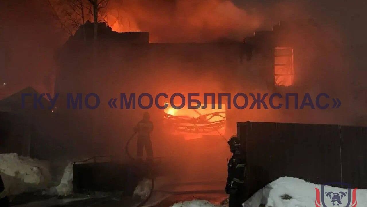 В Подмосковье загорелся склад