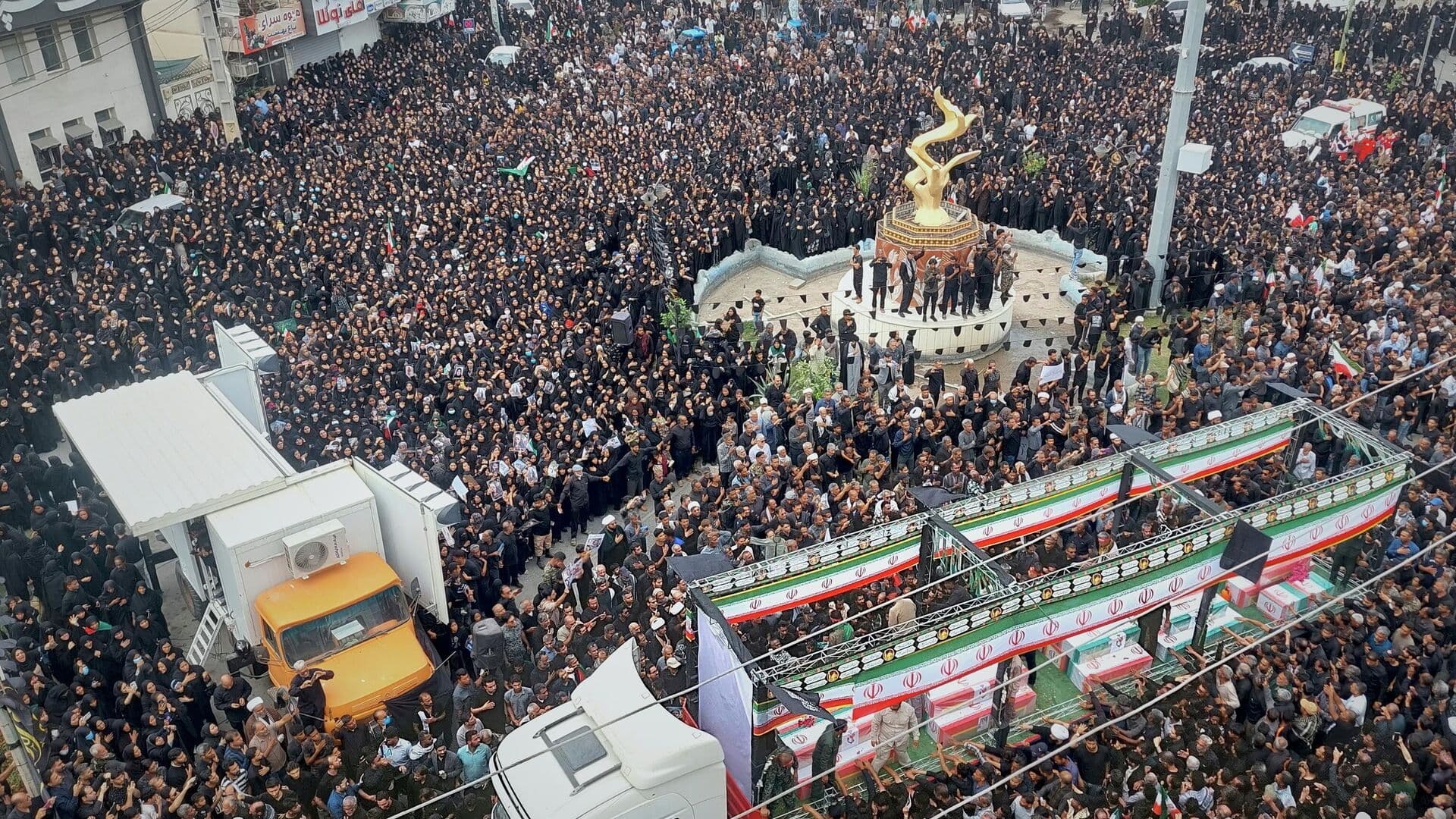 Тысячи человек вышли проститься с погибшими в Минабе школьницами