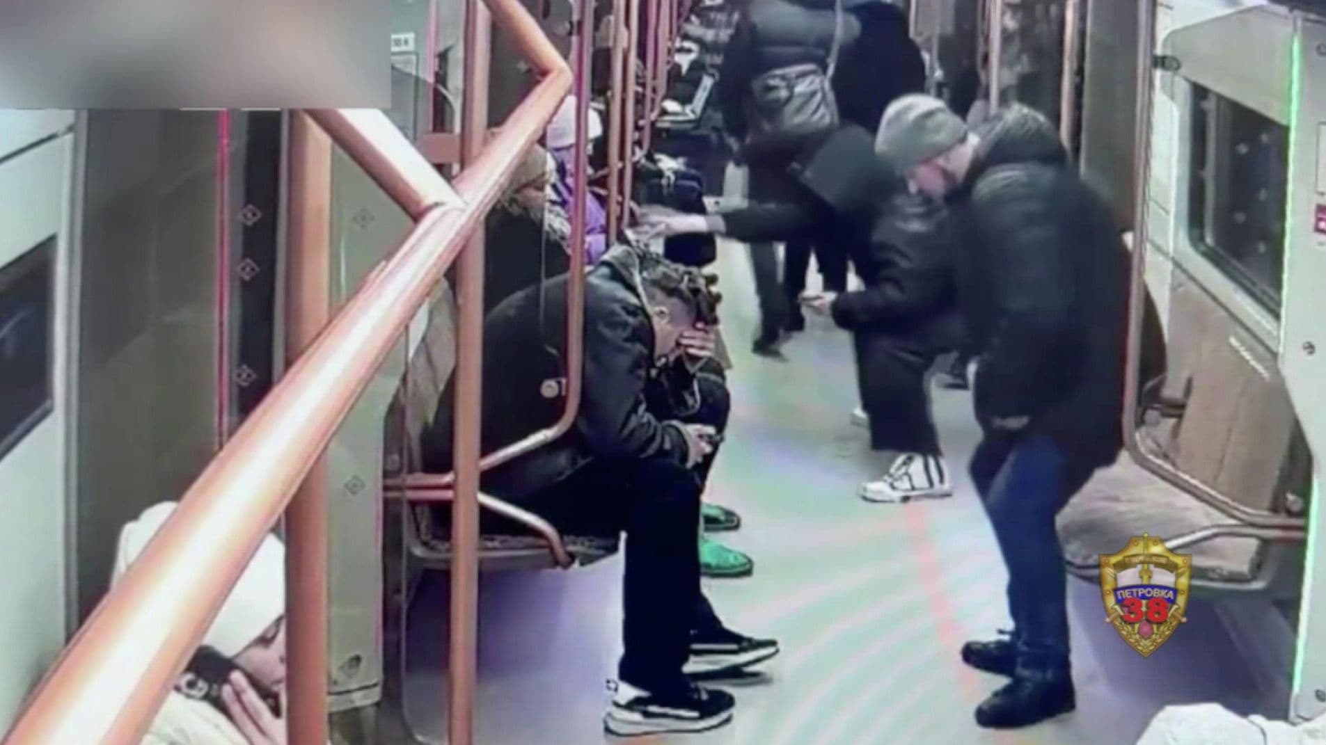 В московском метро у пассажирки вырвали телефон из рук