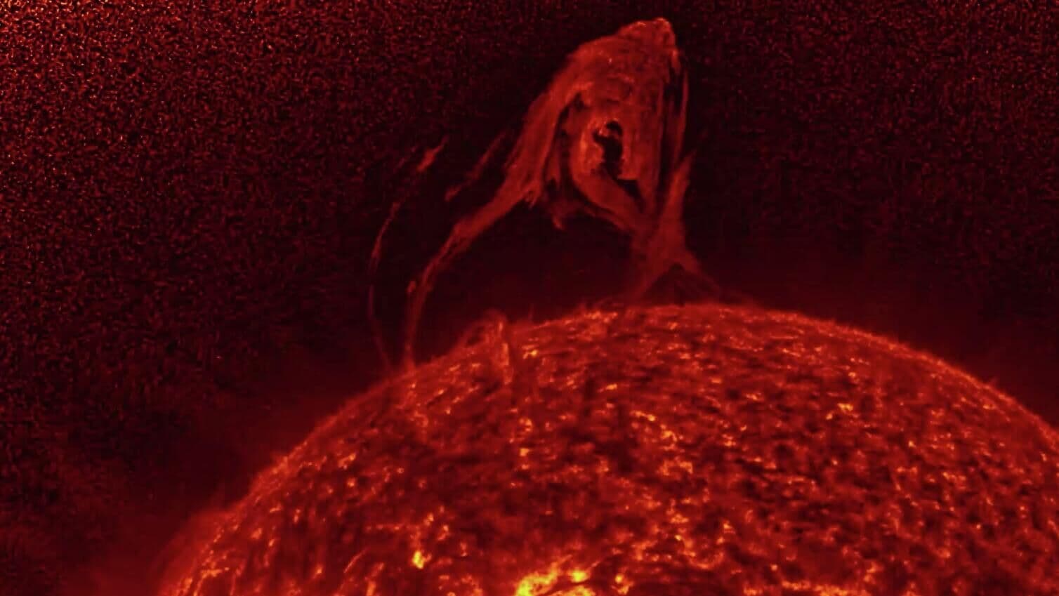 Солнце выбросило гигантский протуберанец