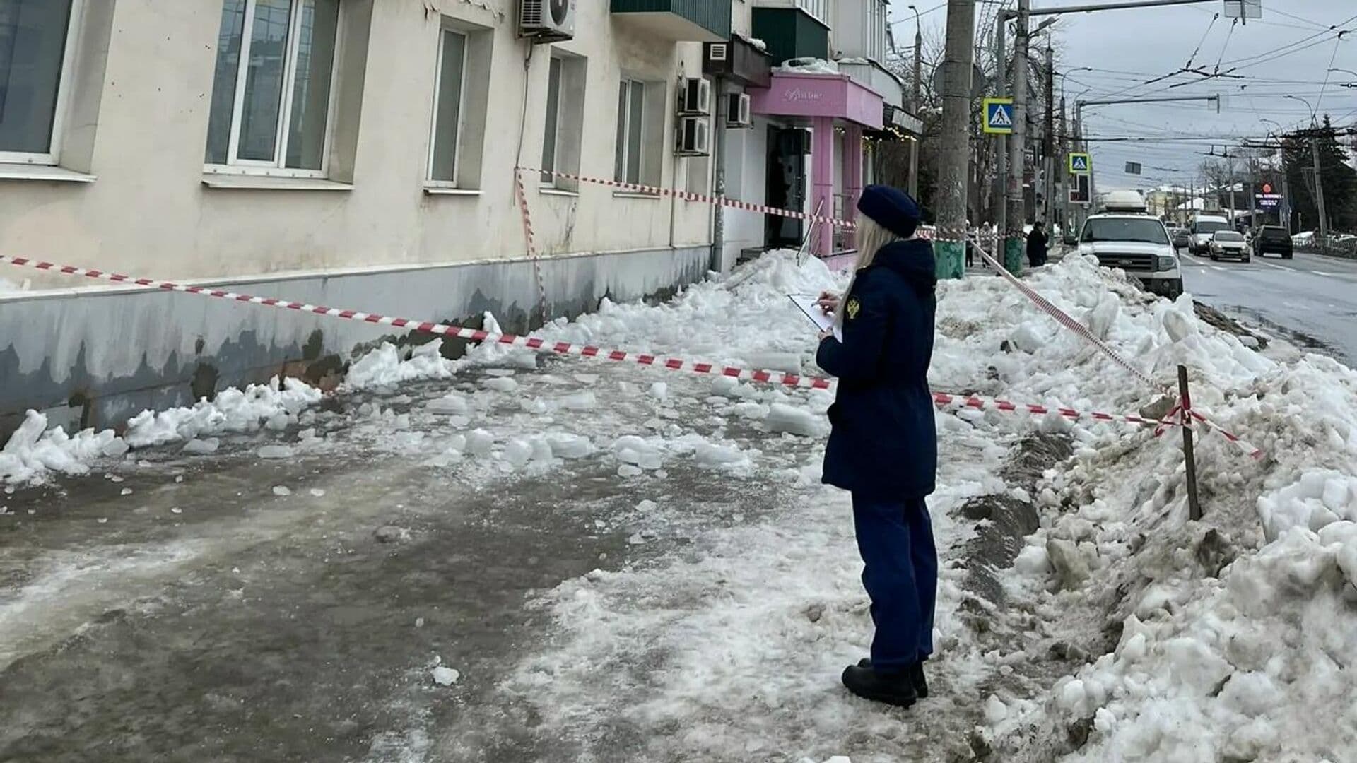 В Пензе подростка госпитализировали после падения наледи с дома