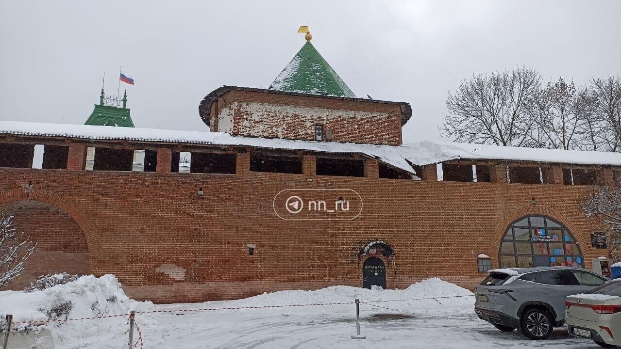 Над стеной Нижегородского кремля обрушилась часть крыши