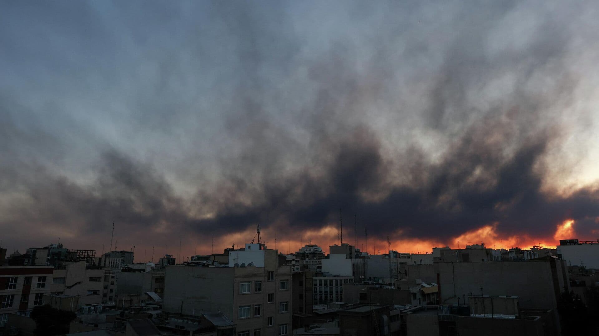 Жители Тегерана вышли на митинги, несмотря на удары по столице